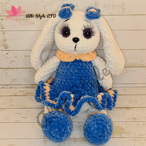 Плетено плюшено зайче в бяло ,синьо и праскова